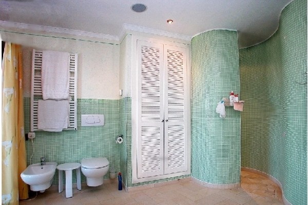 Eines der eleganten Badezimmer 