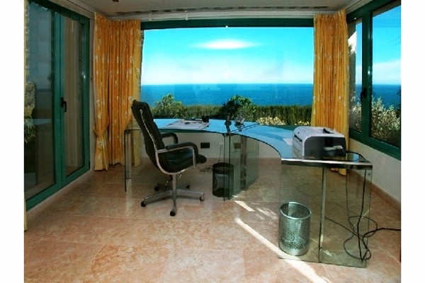 Das großzügige Büro mit exklusiven Ausblick auf das Meer