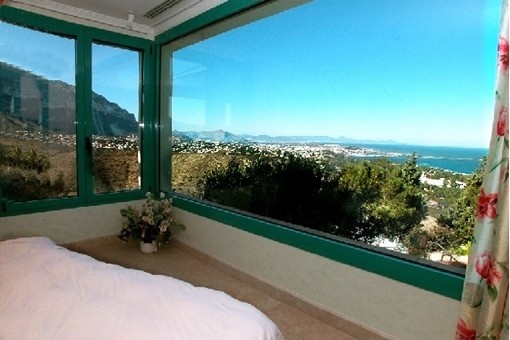 Eines der großartigen Schlafzimmer mit traumhaften Ausblick auf das Meer und die umliegenden Berge