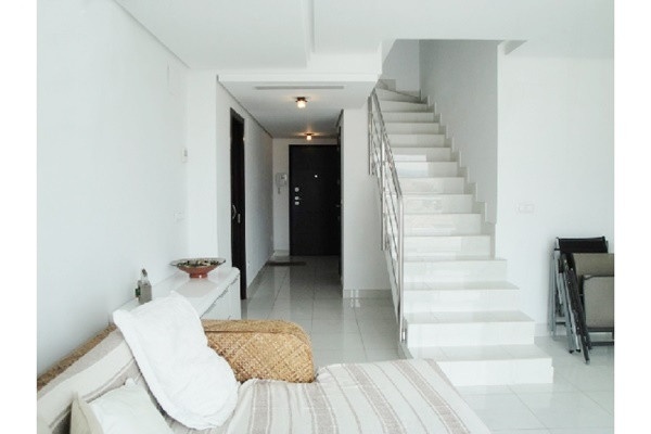 Der exquisite Wohnbereich von dem aus eine Treppe direkt in das zweite Stockwerk führt