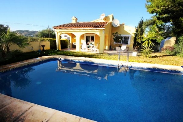 Stilvolle Villa mit großzügigem Pool und wunderschönem Garten