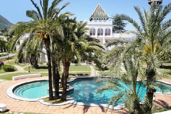 Der paradiesische Pool umgeben von majestätischen Palmen