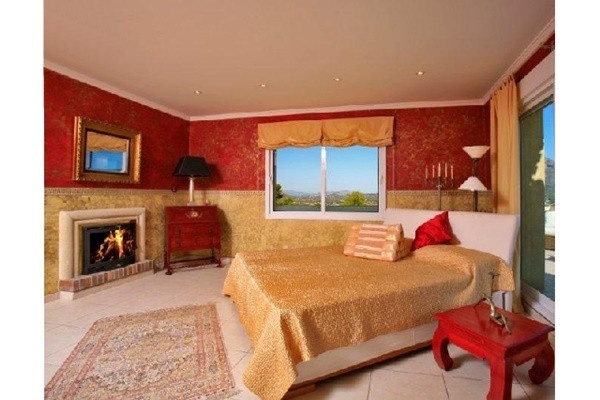 Eines der exquisiten Schlafzimmer mit offenem Kamin für besonders romantisches Ambiente