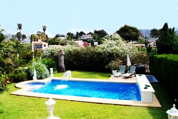 Der märchenhafte Pool der Villa im exquisiten Garten