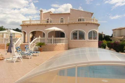 Elegante Luxusvilla mit Pool und Meerblick