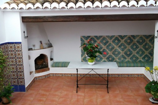 Lounge im Außenbereich mit privatem Kamin