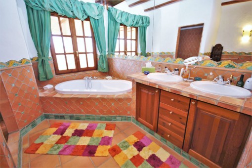 Badezimmer im traditionellen Design